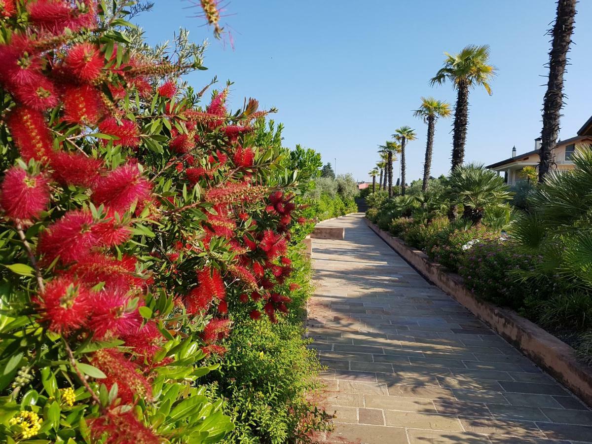 סירמיונה Sky Fort Garda View מראה חיצוני תמונה