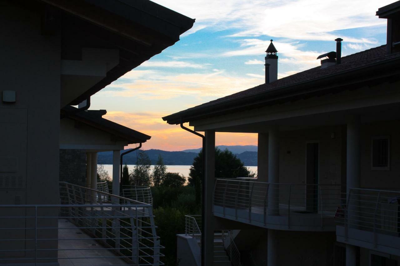 סירמיונה Sky Fort Garda View מראה חיצוני תמונה