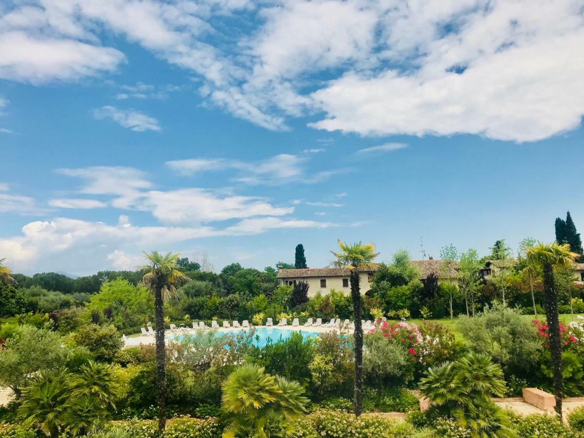 סירמיונה Sky Fort Garda View מראה חיצוני תמונה